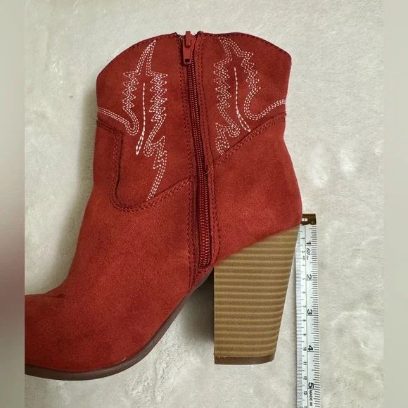 Code West red faux-suede Western ankle boots. Size 6.5 - Picture 15 of 16